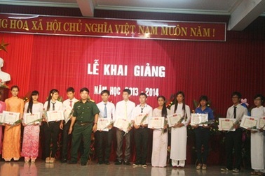 ĐH Huế: Trao thưởng tân SV đỗ thủ khoa, á khoa 