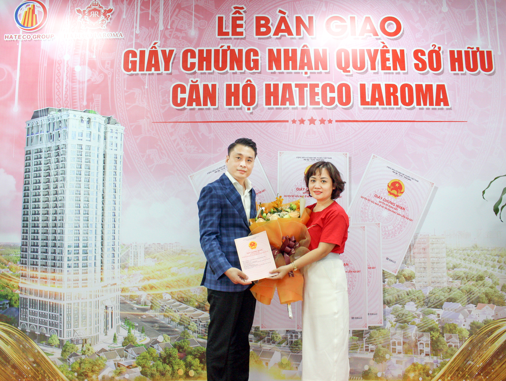 Cư dân Hateco Laroma phấn khởi trong ngày nhận sổ hồng - 4 Cư dân Hateco Laroma phấn khởi trong ngày nhận sổ hồng - 4