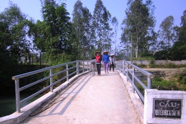 Niềm vui trên cây cầu Dân trí ngày đầu năm