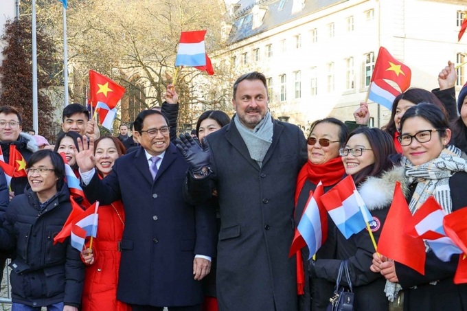 Thủ tướng Phạm Minh Chính và Thủ tướng Luxembourg Xavier Bettel cùng thân mật chào hỏi kiều bào Việt Nam đang sinh sống, làm việc, học tập tại Luxembourg.