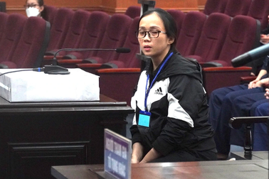 Vợ "siêu lừa" Nguyễn Thái Luyện bật khóc tại tòa