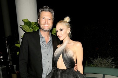 Ca sỹ U50 bốc lửa bên phi công trẻ