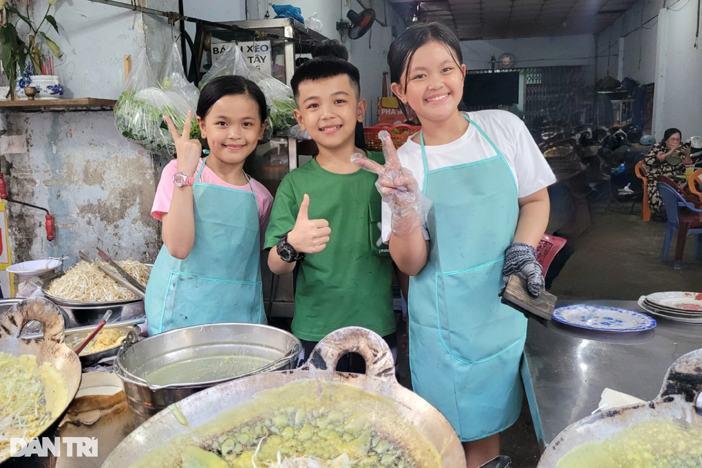 Bếp trưởng 13 tuổi đổ bánh xèo nuôi 2 em và ước mơ... đầy nước mắt - 5 Bếp trưởng 13 tuổi đổ bánh xèo nuôi 2 em và ước mơ... đầy nước mắt - 5
