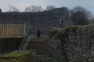 Chụp ảnh lâu đài thời Trung Cổ, thấy người mặc áo choàng đen bí ẩn?