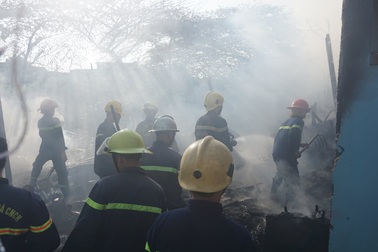 Cháy lán trại, hàng chục lính cứu hỏa căng mình dập lửa sáng 29 Tết