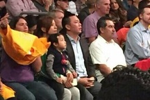 Vợ chồng Triệu Vy đưa con gái đi xem bóng rổ ở Mỹ