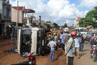 Xe tải lật nhào, tài xế thoát nạn trong gang tấc