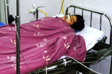 Đứng chờ xe buýt, một nam sinh bị đâm lòi ruột