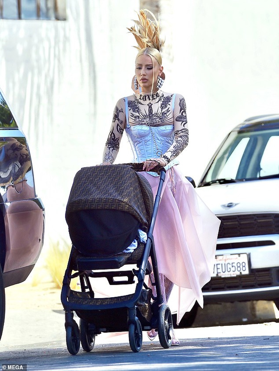 Iggy Azalea mặc siêu sành điệu đưa con ra phố - 1 Iggy Azalea mặc siêu sành điệu đưa con ra phố - 1