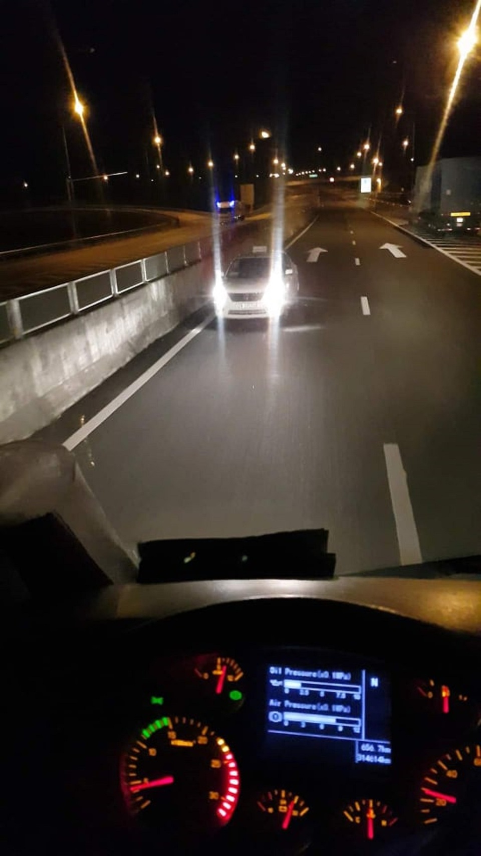 Xe taxi di nguoc chieu tren cao toc Da Nang Quang Ngai
Xe taxi di nguoc chieu tren cao toc Da Nang Quang Ngai