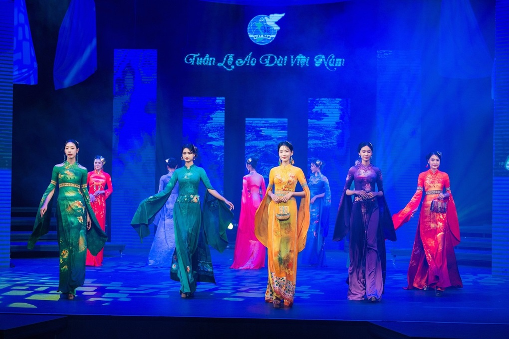 Show diễn khai mạc Tuần lễ áo dài Việt Nam lần đầu được tổ chức ở Hà Nội - 7