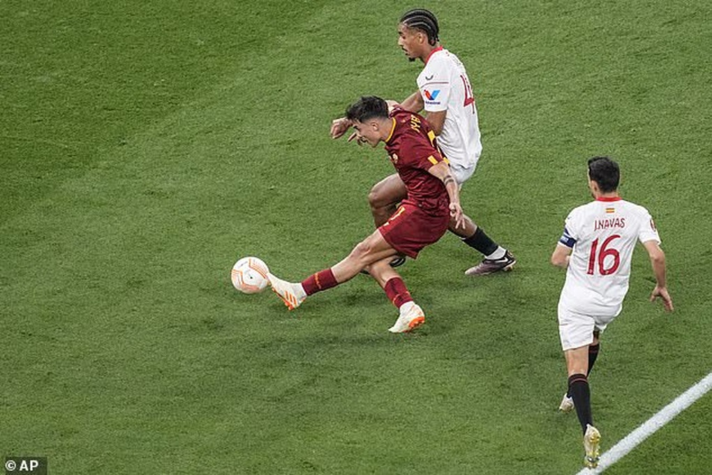 Thắng AS Roma trên loạt luân lưu, Sevilla lần thứ 7 vô địch Europa League - 3 Thắng AS Roma trên loạt luân lưu, Sevilla lần thứ 7 vô địch Europa League - 3