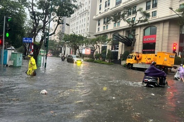 Mưa lớn khiến nhiều tuyến phố ở Hà Nội ngập sâu