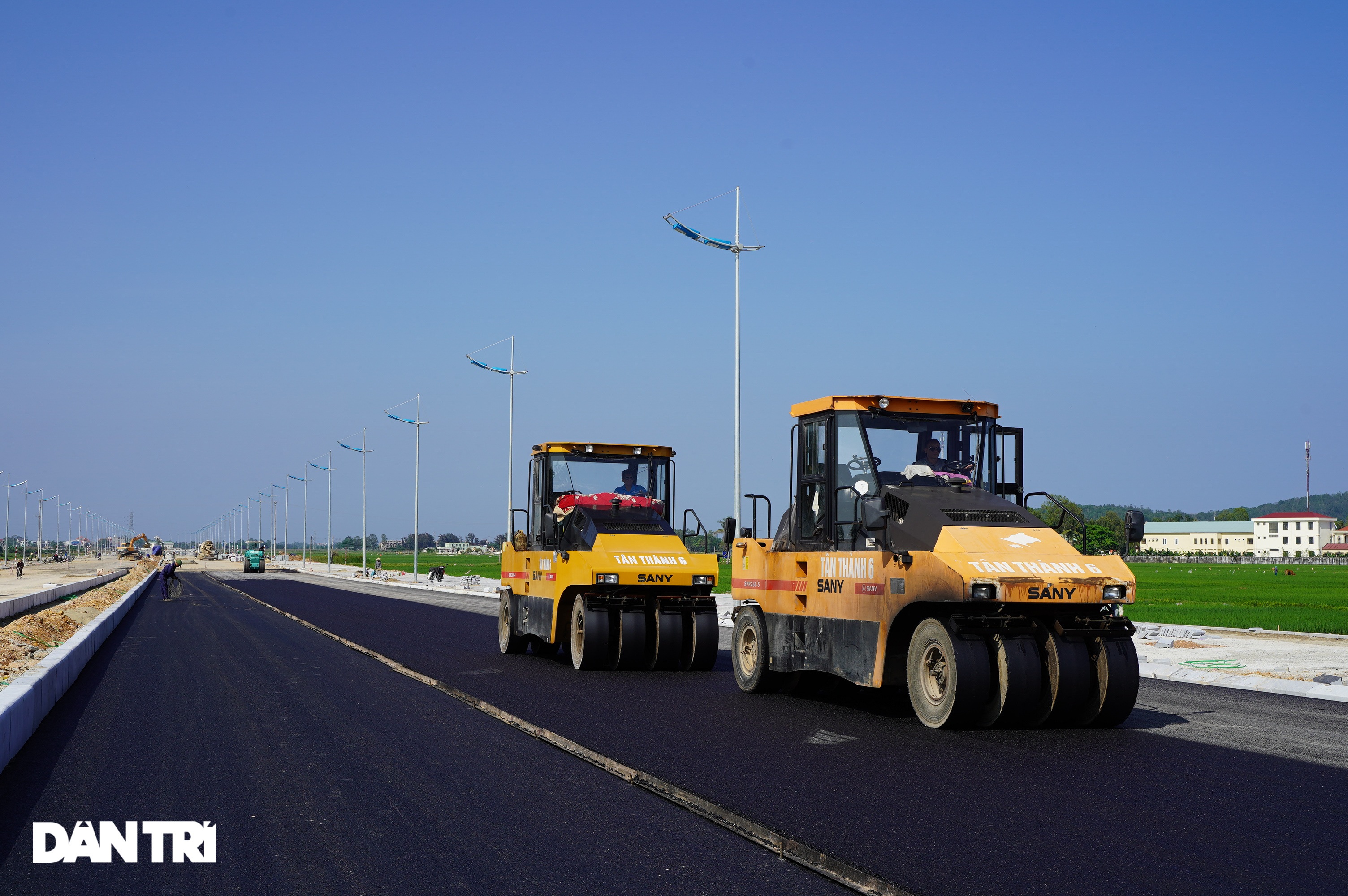 Gấp rút hoàn thiện đường ven biển hơn 1.400 tỷ ở Sầm Sơn trước dịp lễ 30/4 - 3 Gấp rút hoàn thiện đường ven biển hơn 1.400 tỷ ở Sầm Sơn trước dịp lễ 30/4 - 3