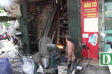 Ngày siêu nóng, thợ rèn phố cổ vẫn miệt mài bên lò lửa nghìn độ