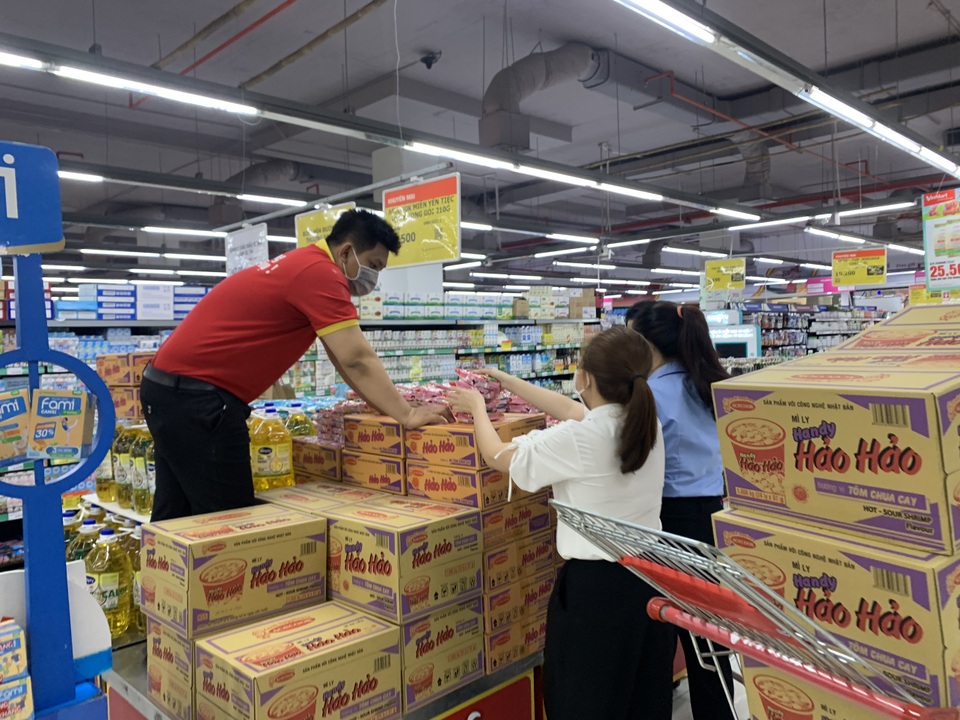 TPHCM: Sau lệnh giãn cách xã hội, siêu thị đông nghẹt, cạn hàng - 14 TPHCM: Sau lệnh giãn cách xã hội, siêu thị đông nghẹt, cạn hàng - 14