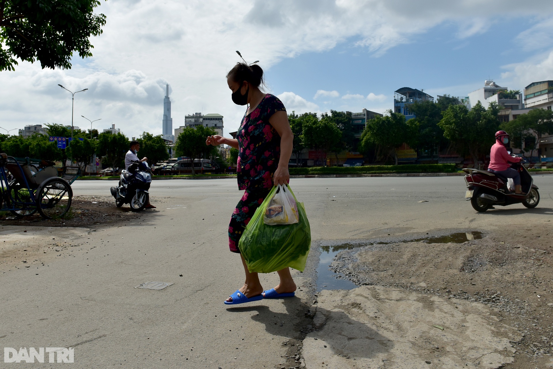 Biến xe buýt thành siêu thị dã chiến chở rau củ đi bán cho dân Sài Gòn - 10