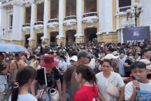 Hàng nghìn người xếp hàng từ 4h sáng lấy vé concert tại Nhà hát Lớn