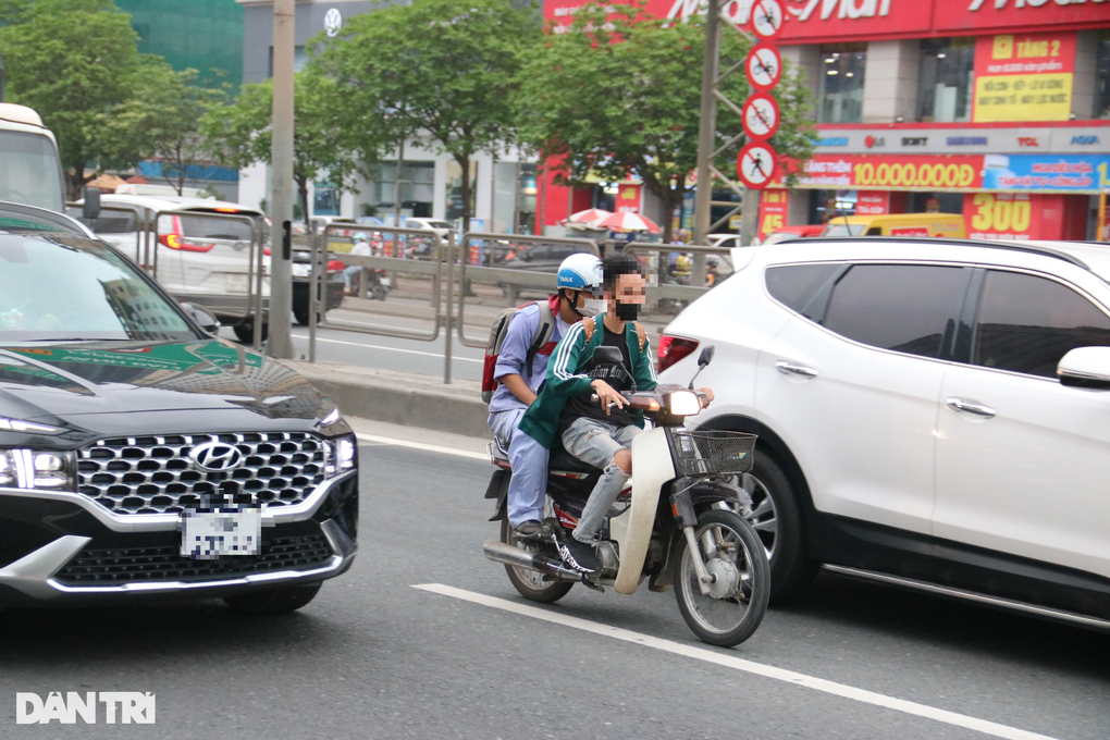 Kinh hãi cảnh loạt xe máy bất chấp chạy ngược chiều trên đường Vành đai 3 - 7 Kinh hãi cảnh loạt xe máy bất chấp chạy ngược chiều trên đường Vành đai 3 - 7