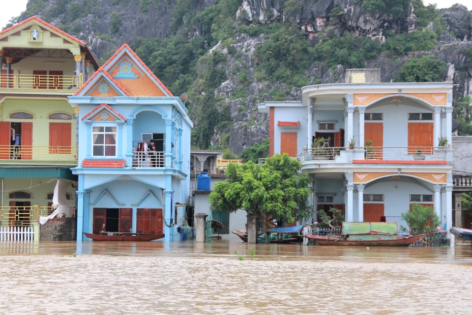 Hàng trăm hộ dân bị nước lũ sông Hoàng Long cô lập - 15 Hàng trăm hộ dân bị nước lũ sông Hoàng Long cô lập - 15