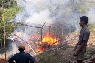 Cứu thành công 2 vợ chồng khuyết tật và cháu bé 4 tuổi trong căn nhà cháy