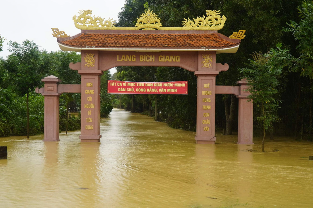 Hàng trăm người dân Quảng Trị chạy ngập, đàn bò 50 con bị cuốn trôi - 2 Hàng trăm người dân Quảng Trị chạy ngập, đàn bò 50 con bị cuốn trôi - 2