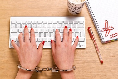 Công việc bàn giấy đang “tiêu diệt” bạn ra sao?