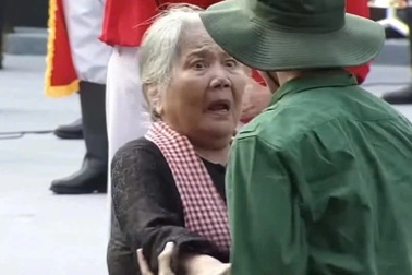 NSƯT Lê Thiện gây xúc động trên sân khấu đại lễ: "Tôi từng xa mẹ 21 năm"