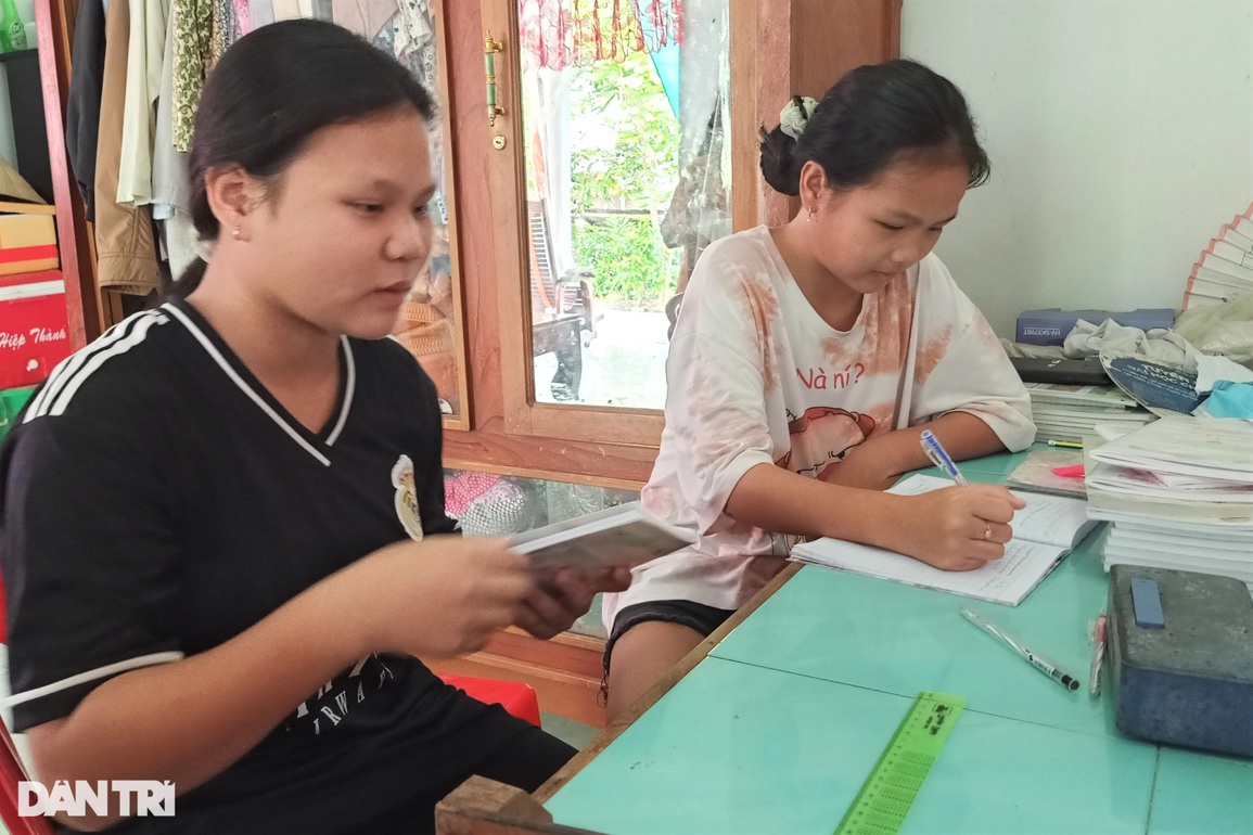 Cha bệnh cùng 3 con thơ nguy cơ thất học, lay lắt trong căn lều rách nát - 4 Cha bệnh cùng 3 con thơ nguy cơ thất học, lay lắt trong căn lều rách nát - 4