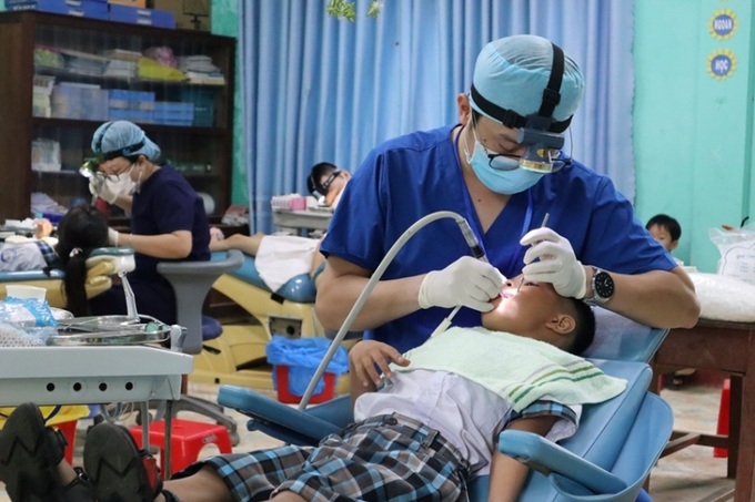 Điều trị các bệnh răng miệng cho học sinh Trường tiểu học Đông Nam Sơn, huyện Phong Điền.