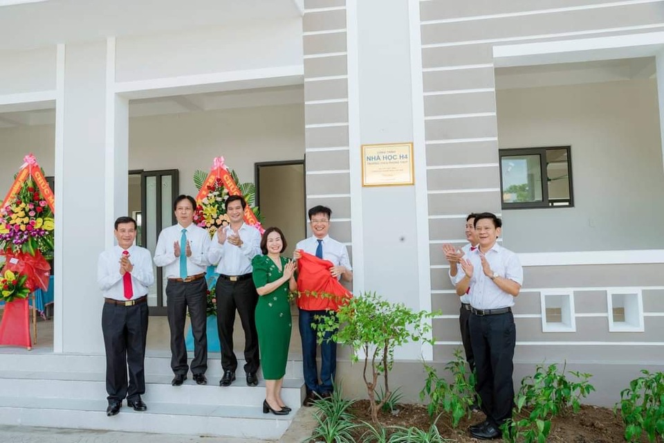 Hai cựu học sinh chi 3 tỷ đồng giúp trường THCS xây 4 phòng học - 1 Hai cựu học sinh chi 3 tỷ đồng giúp trường THCS xây 4 phòng học - 1