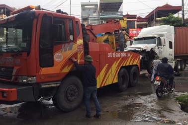 Ba xe ô tô đâm nhau liên hoàn, QL 18 ùn tắc nghiêm trọng