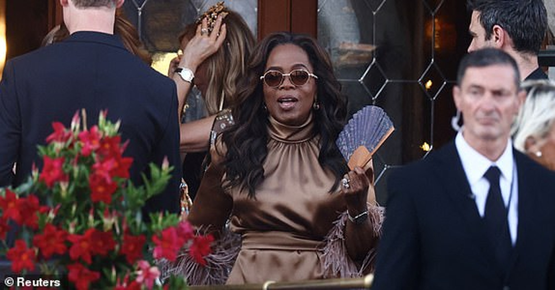 Tỷ phú Jeff Bezos và MC gợi cảm kết thúc tiệc cưới 3 ngày, tốn 55 triệu USD - 22 Tỷ phú Jeff Bezos và MC gợi cảm kết thúc tiệc cưới 3 ngày, tốn 55 triệu USD - 22