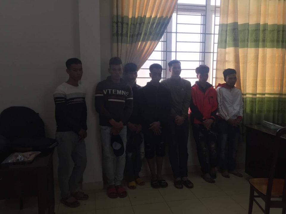 Đốt pháo bị phát hiện, tấn công lực lượng công an xã - 1