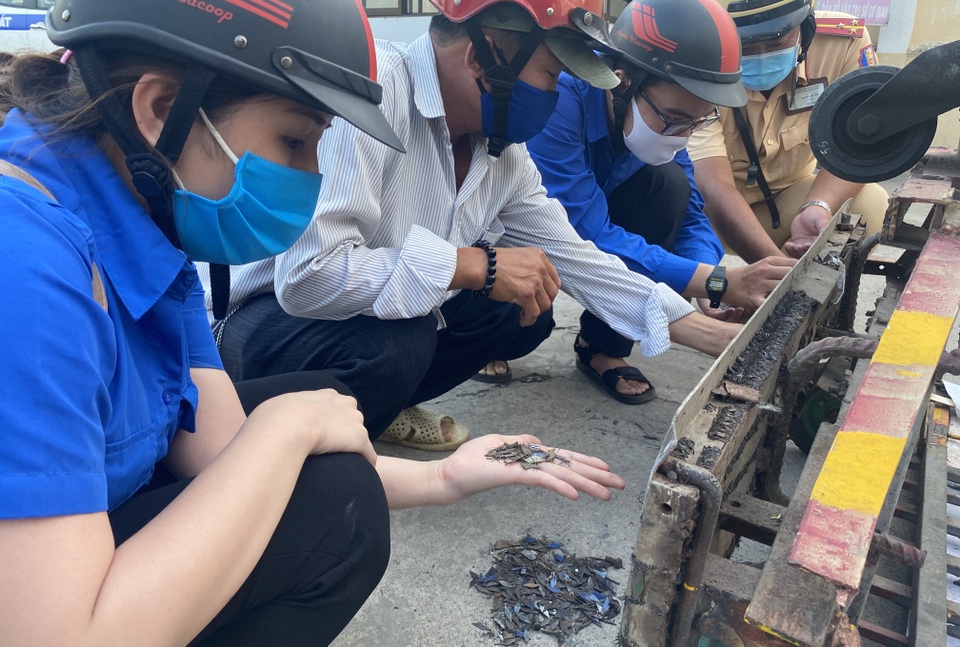 CSGT dọn đinh nhọn trên quốc lộ để người dân đi lại an toàn dịp lễ - 6 CSGT dọn đinh nhọn trên quốc lộ để người dân đi lại an toàn dịp lễ - 6