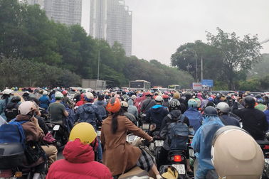 Đại lộ Thăng Long tắc như không có lối thoát: Bố muộn làm, con nghỉ học