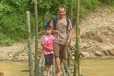 Làm cầu tạm đưa 172 học sinh vượt qua đoạn đường bị núi sạt lở vùi lấp