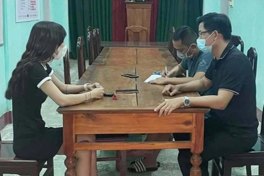 Cô gái lột nội y giữa cầu Trường Tiền phát tán lên mạng để kiếm tiền