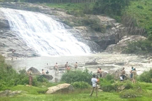 Nữ du khách  trượt chân chết đuối khi chụp ảnh ở thác Sao Va