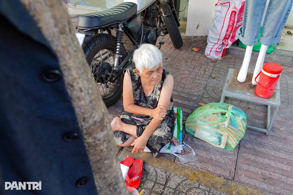 Cuộc đời bi thương của cụ bà bán sách gây sốt mạng ở TPHCM - 3 Cuộc đời bi thương của cụ bà bán sách gây sốt mạng ở TPHCM - 3