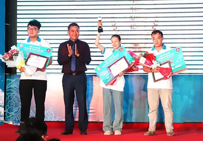 Các thí sinh đoạt giải phần thi pha phin truyền thống được vinh danh
