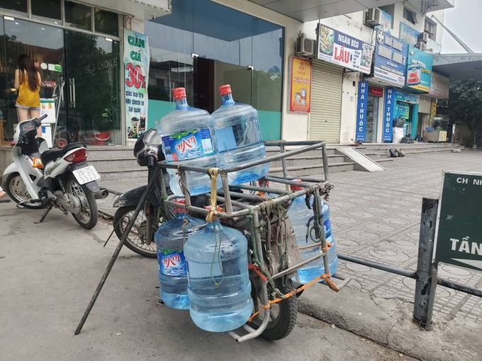 Dân chung cư chen lấn mua nước sạch sau khuyến cáo không dùng nước sông Đà để nấu ăn, uống - Ảnh 12.