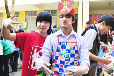 Teen boy Chuyên ngữ “đáng yêu” vào bếp mừng 8/3