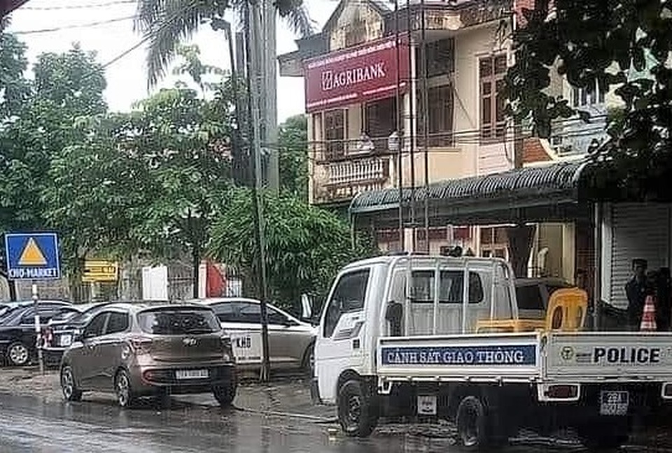 Truy bắt đối tượng cầm hung khí xông vào cướp ngân hàng - 1 Truy bắt đối tượng cầm hung khí xông vào cướp ngân hàng - 1