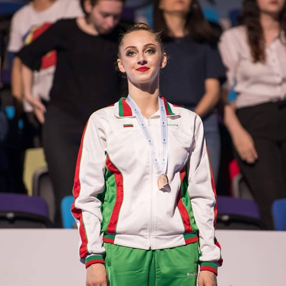 Vẻ đẹp yêu kiều của công chúa thể dục nhịp điệu Bulgaria dự Olympic 2020 - 5 Vẻ đẹp yêu kiều của công chúa thể dục nhịp điệu Bulgaria dự Olympic 2020 - 5