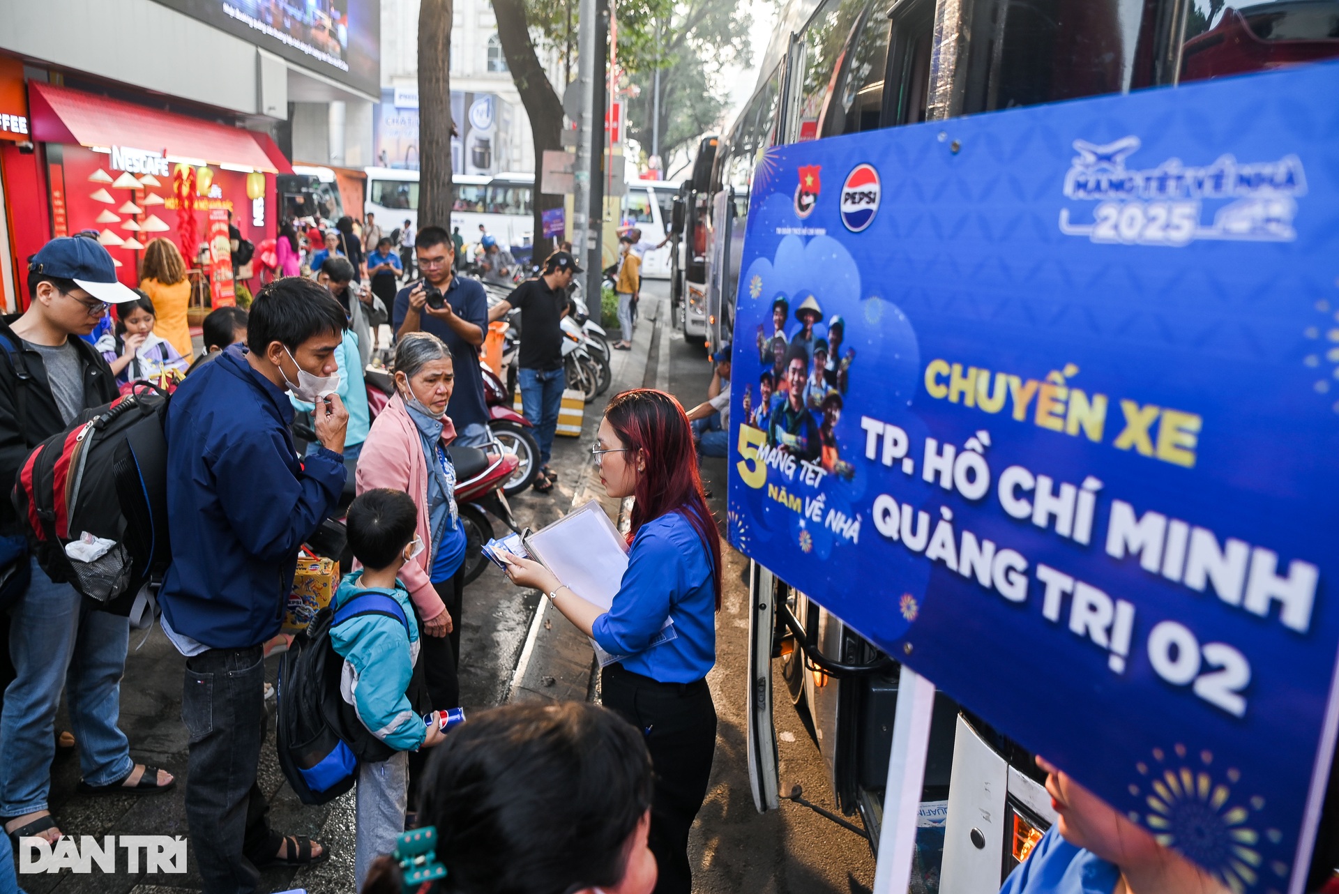 Ấm áp chuyến xe, chuyến bay đưa hơn 5.000 người lao động mang Tết về nhà - 3 Ấm áp chuyến xe, chuyến bay đưa hơn 5.000 người lao động mang Tết về nhà - 3