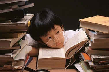 Đau ngực dữ dội vì áp lực thi