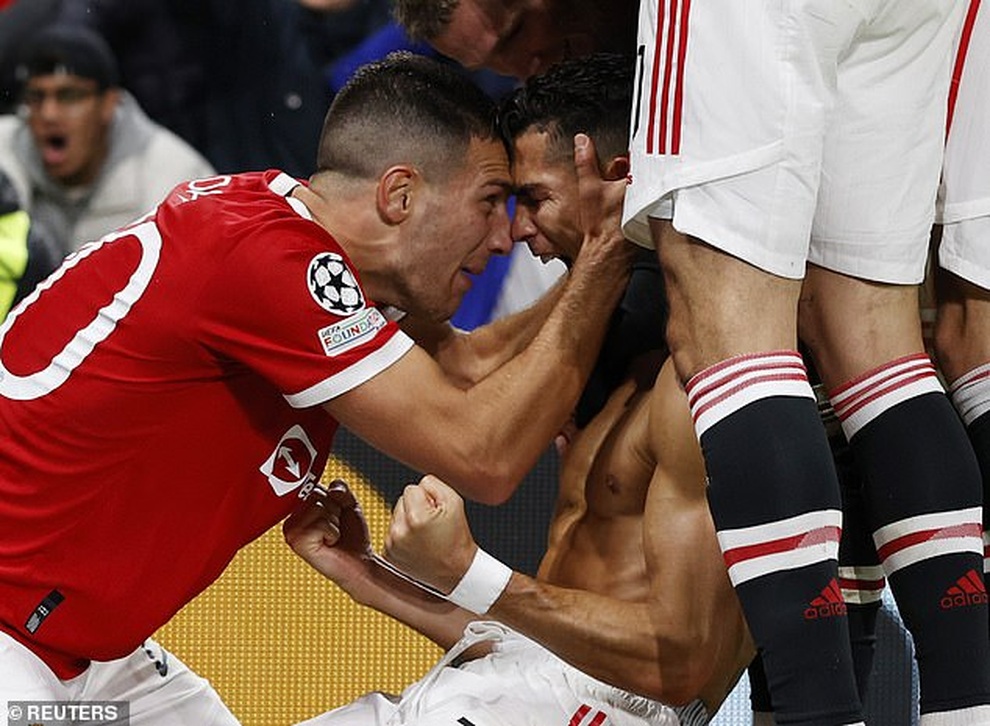 Cảm xúc vỡ òa của Ronaldo khi tỏa sáng giúp Man Utd hạ Villarreal - 8 Cảm xúc vỡ òa của Ronaldo khi tỏa sáng giúp Man Utd hạ Villarreal - 8