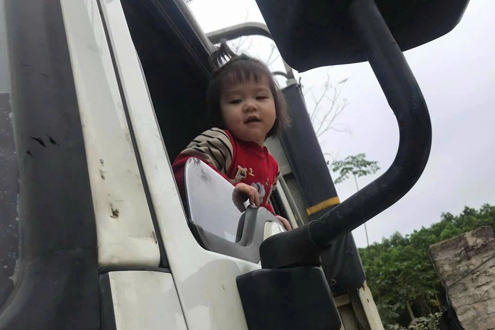 Nữ tài xế lái xe 30 tấn, 8 năm đưa con gái theo và câu chuyện phía sau