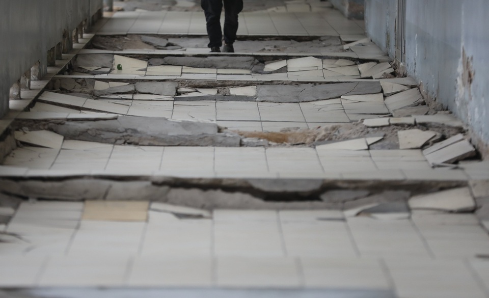 Bệnh viện sụt lún như vừa trải qua động đất - 14